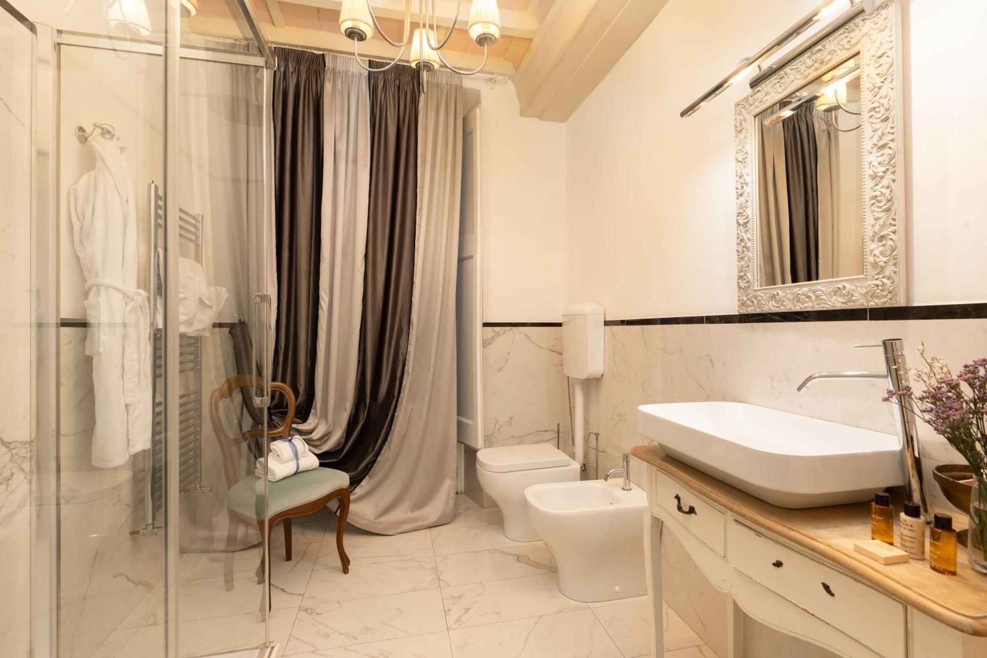 Deluxe Suite Spa Bath