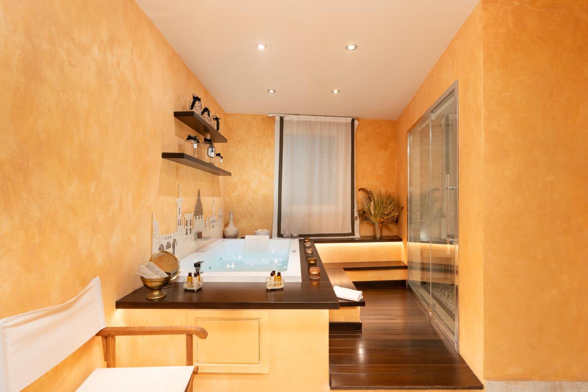 Deluxe Suite Spa Bath