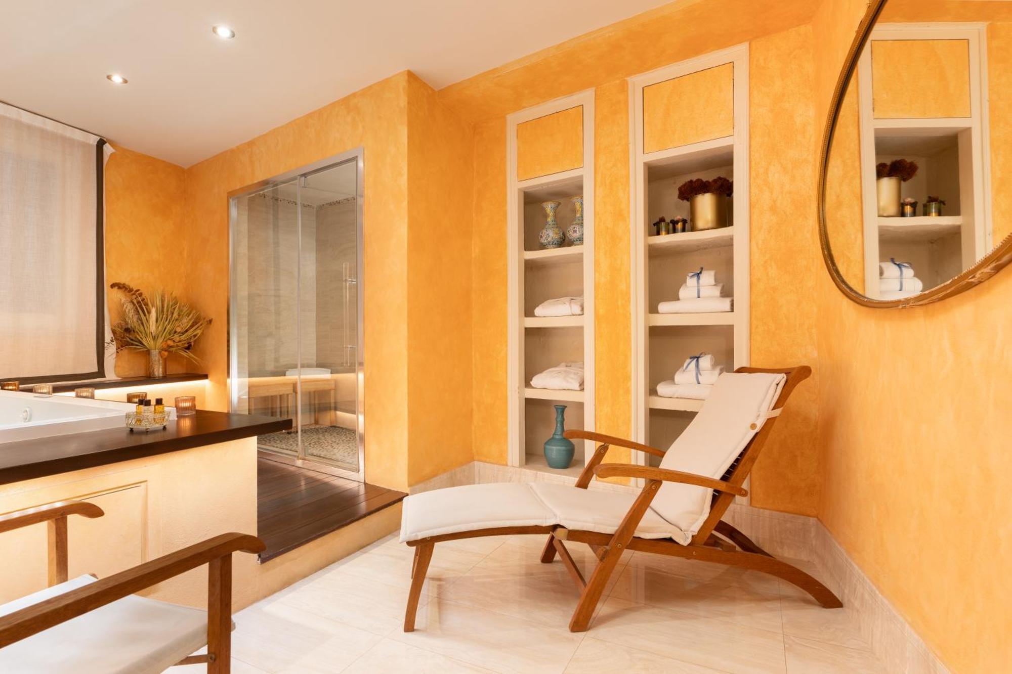Deluxe Suite Spa Bath