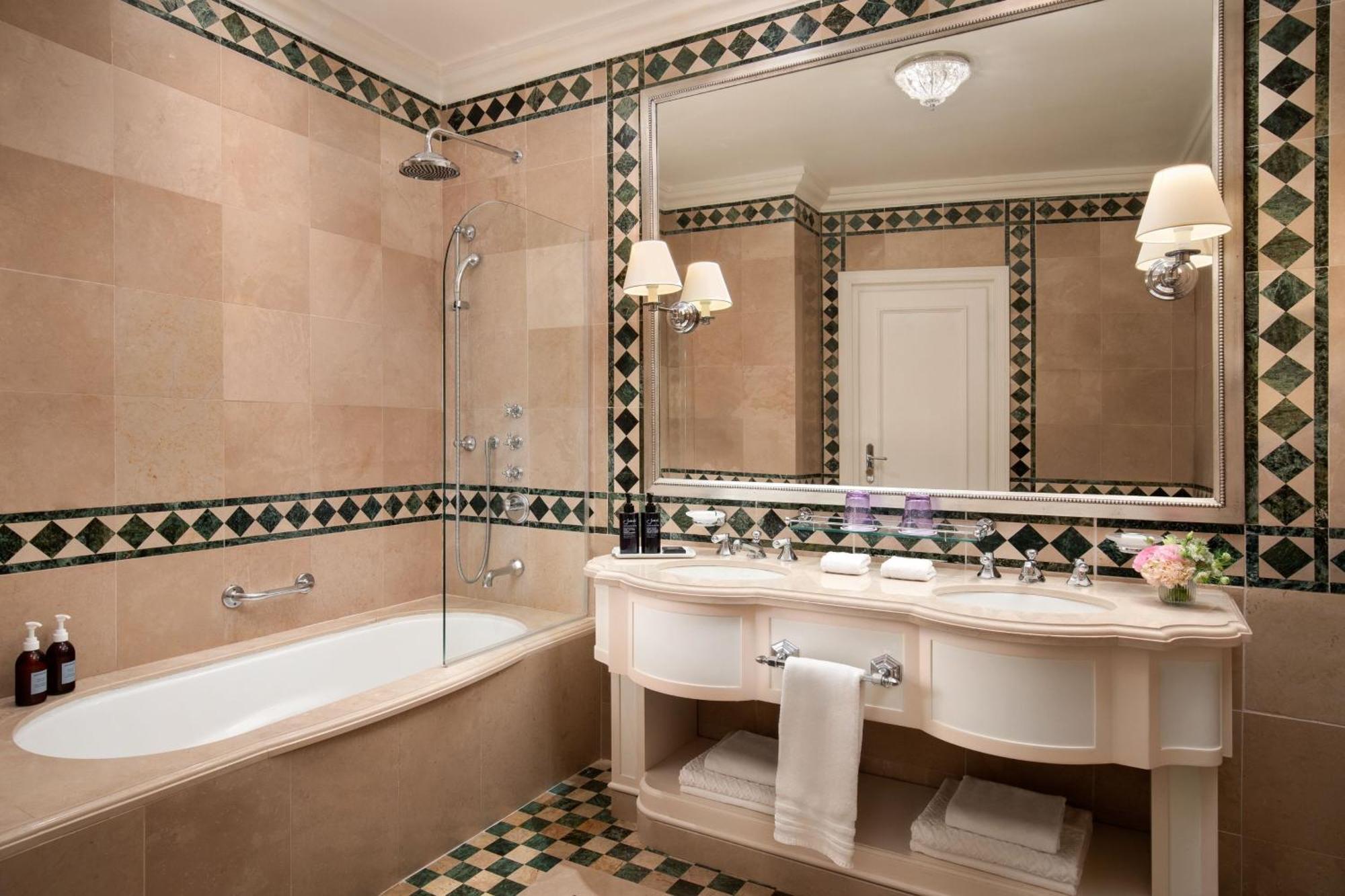 Arno River Deluxe Guest room One King