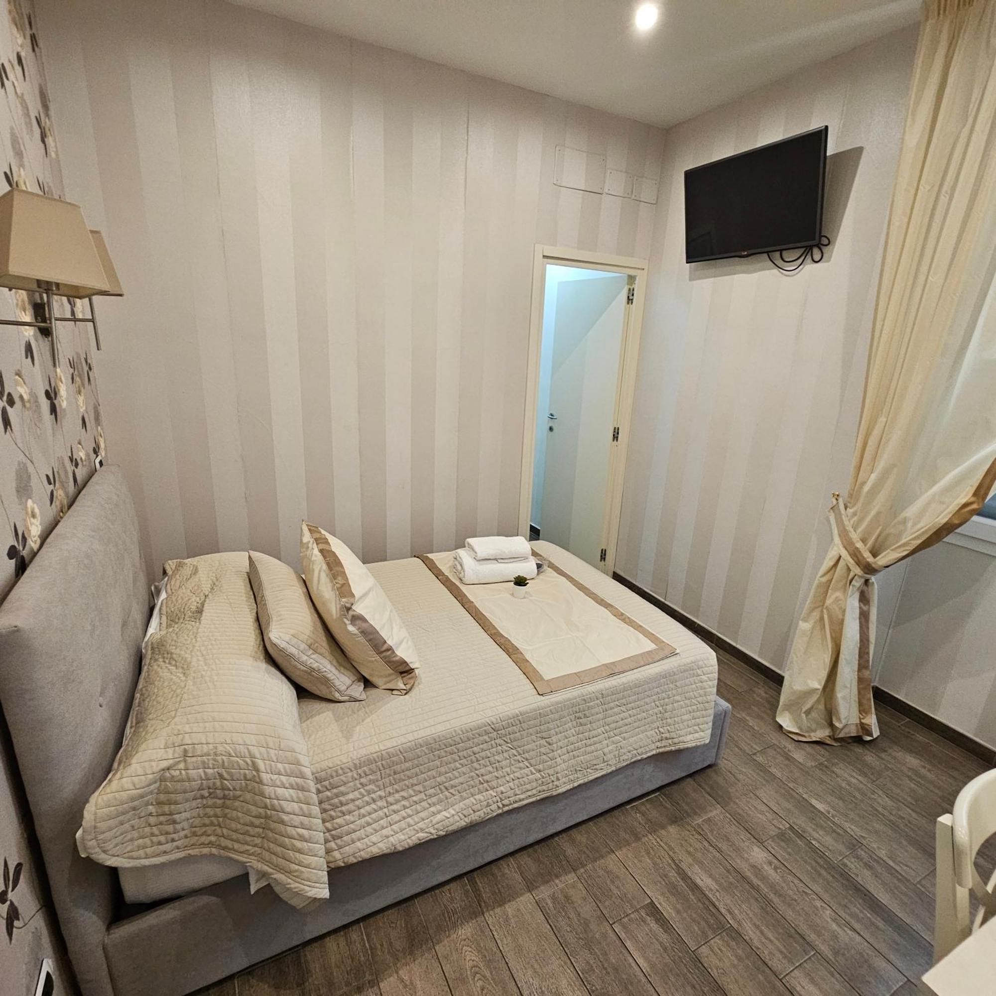 Single Room Private External Bathroom