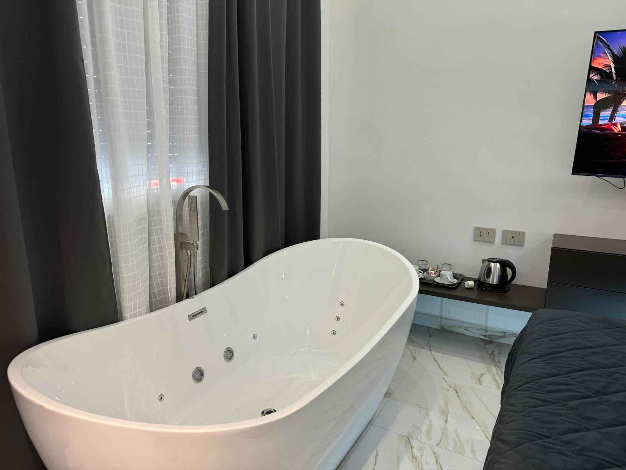 Deluxe Suite Spa Bath