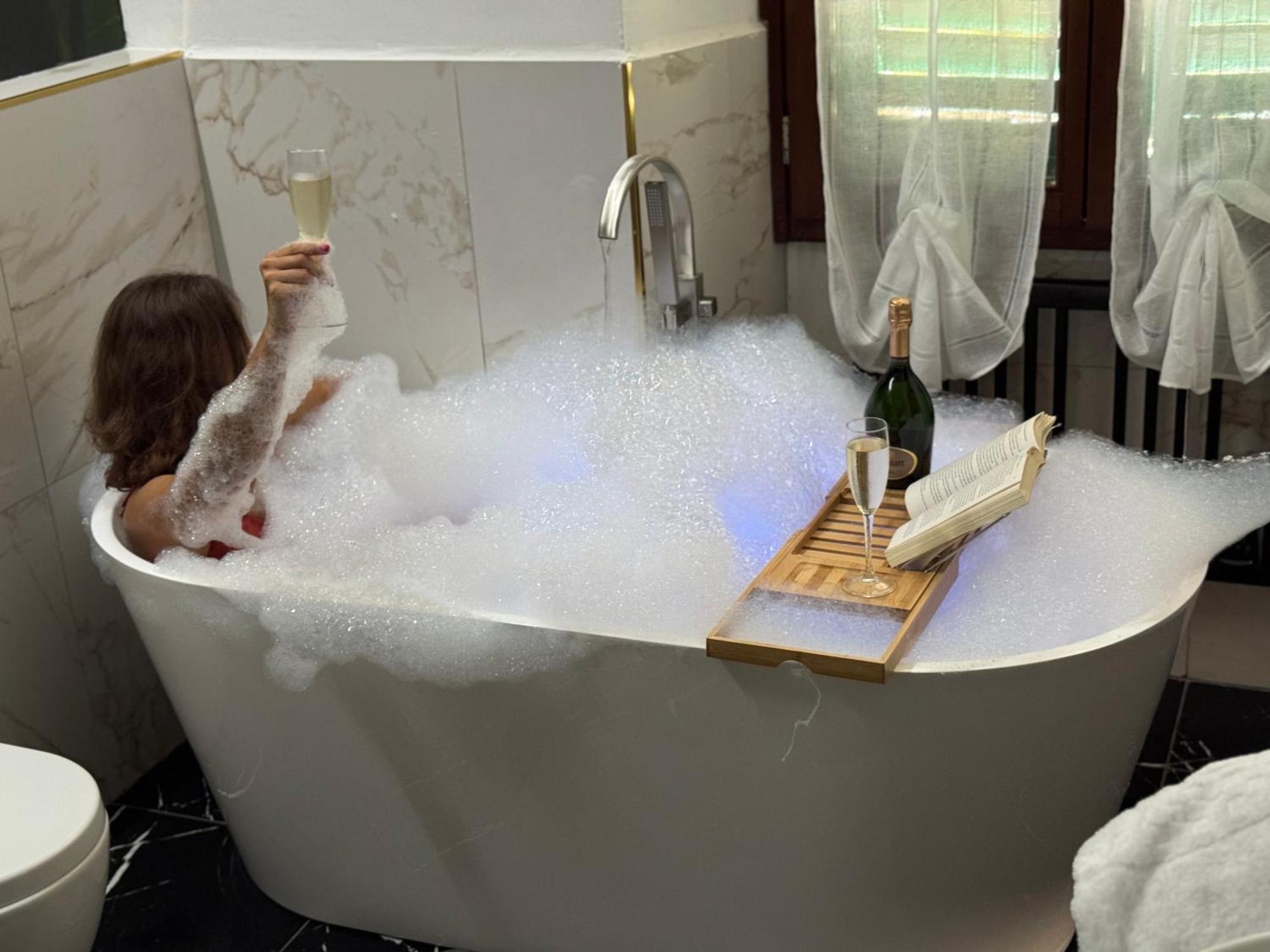 Deluxe Suite Spa Bath,1697831981:JPEG