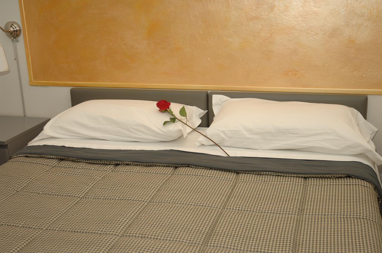 Camera Matrimoniale/Doppia con Letti Singoli con Bagno in Comune