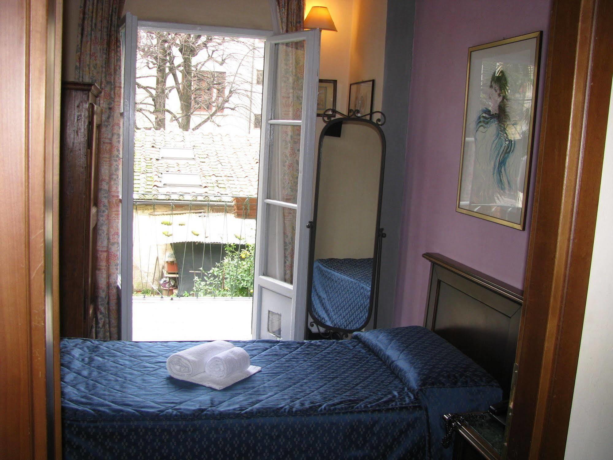 Single Room Private External Bathroom