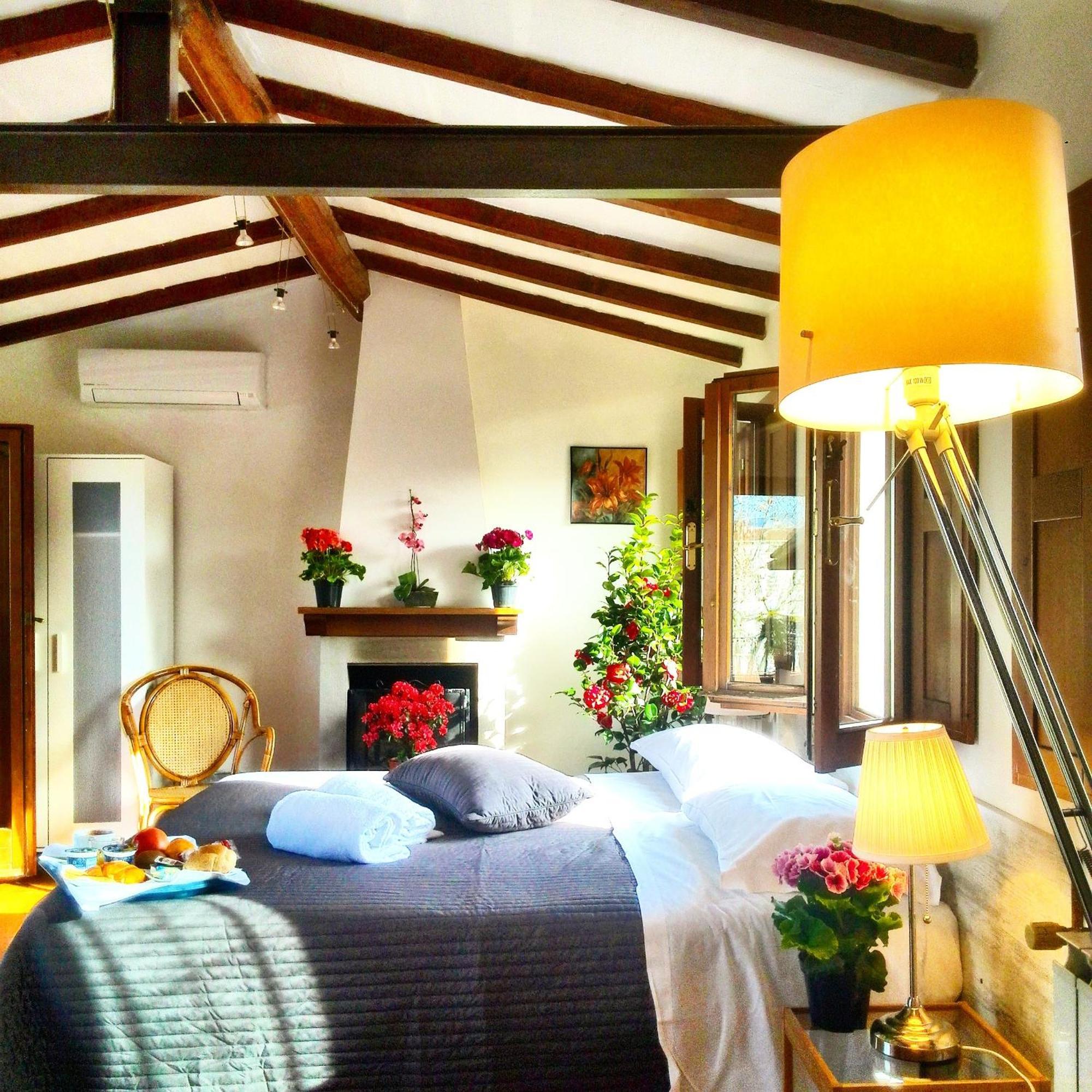 Attico con Balcone e Vista Fiume