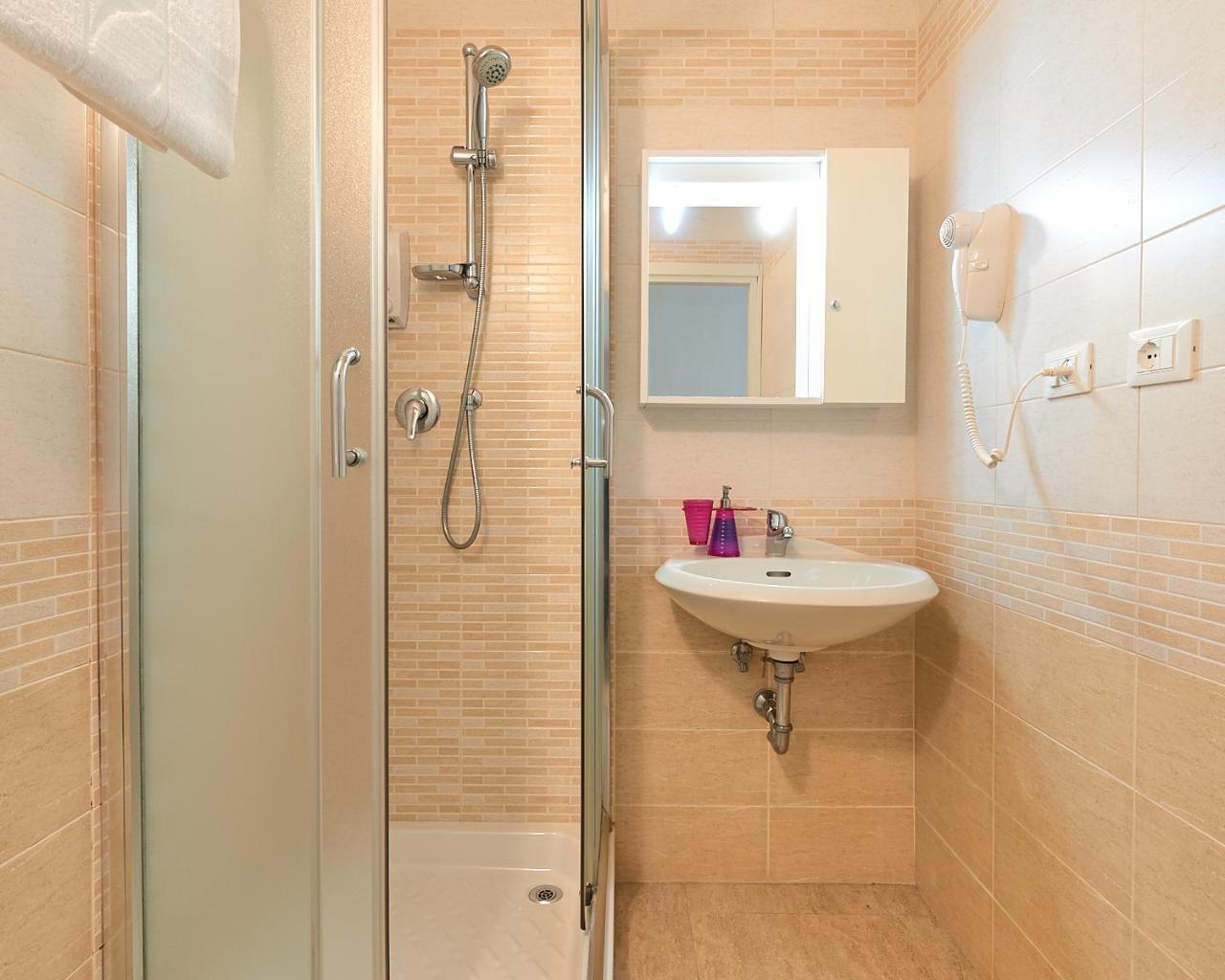 Camera Matrimoniale con Letto Supplementare e Bagno Privato