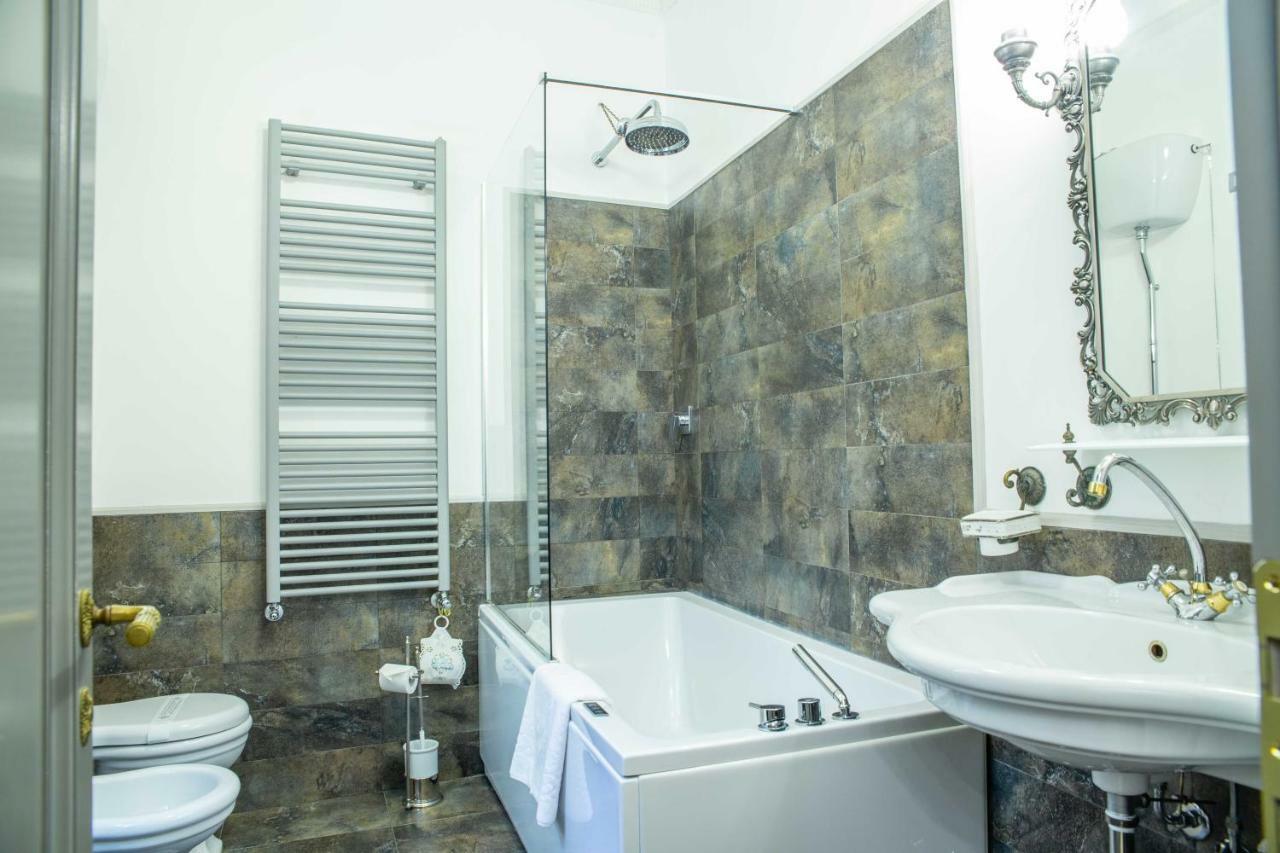 Suite Spa Bath,1580671125:JPEG